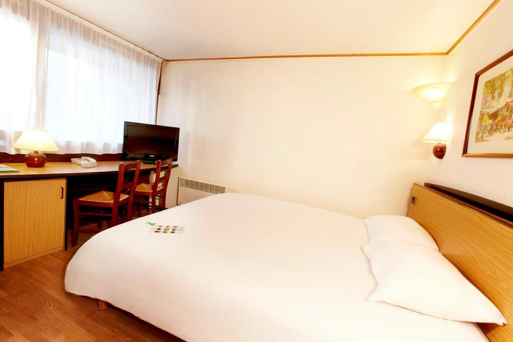 Hotel Campanile Sablé-Sur-Sarthe Vion Exterior foto
